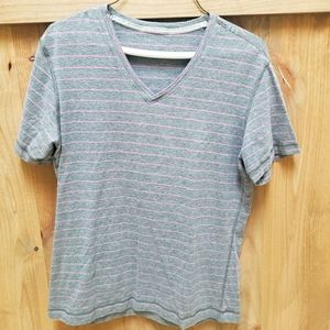 Lululemon Mens v-neck T-shirt size Medium